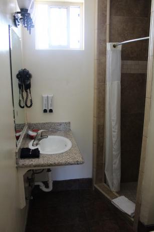 King Kitchenette - Bathroom Shower